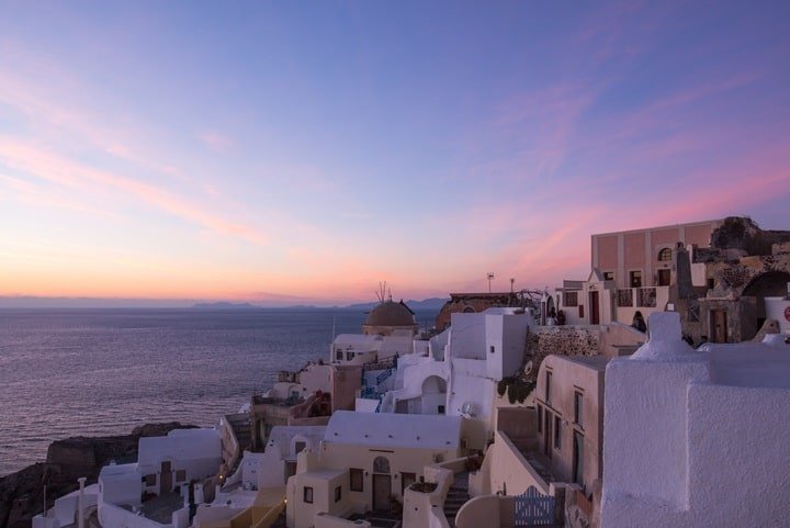 Descubra o pôr do sol mais mágico de Santorini
